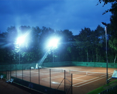 Beleuchtete Tennisanlage am Abend